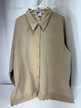 Kelly & Katie Women's Tan Button-Front Shirt with Laser-Cut Hem 3830